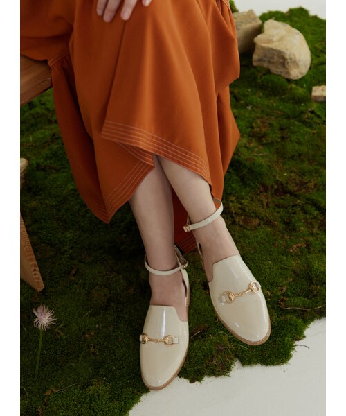 Marjorie（マージョリー）の「魔幻時刻，真皮金屬釦飾環帶平底鞋（シューズ・レディース・杏/黑・230/235/240/245/250）」の2枚目の写真