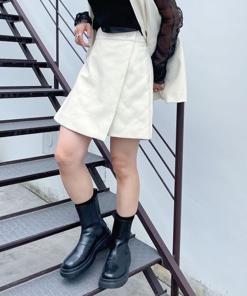 PAGEBOY（ページボーイ）の「エコレザーキルティングショートパンツ（パンツ・レディース・オフホワイト05/ブラック09・F）」の4枚目の写真