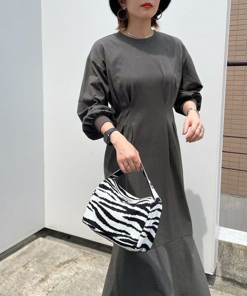 PAGEBOY（ページボーイ）の「ウエストデザインタックワンピース（ワンピース/ドレス・レディース・ブラック09/チャコール18/杢オートミール50・F）」の2枚目の写真