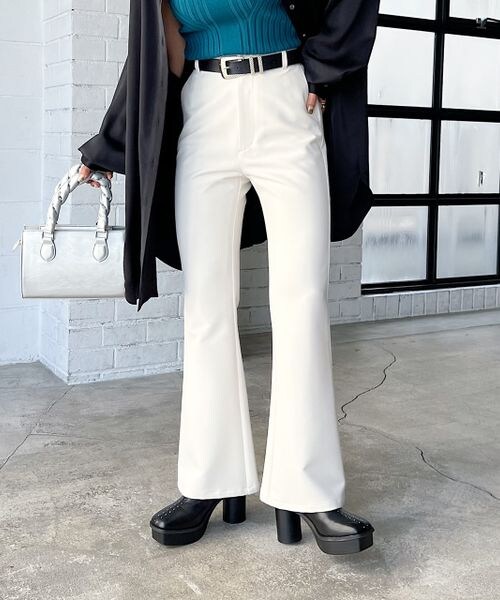 PAGEBOY（ページボーイ）の「モア楽フィットフレアスラックス（パンツ・レディース・オフホワイト05/ブラック09/ショコラ59・S/M/L）」の4枚目の写真