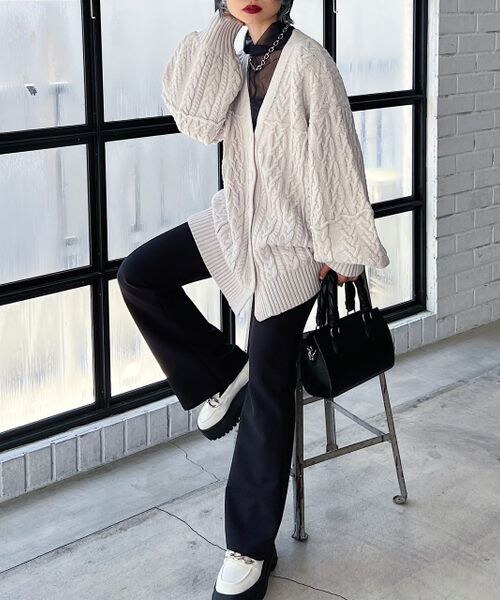 PAGEBOY（ページボーイ）の「モア楽フィットフレアスラックス（パンツ・レディース・オフホワイト05/ブラック09/ショコラ59・S/M/L）」の7枚目の写真