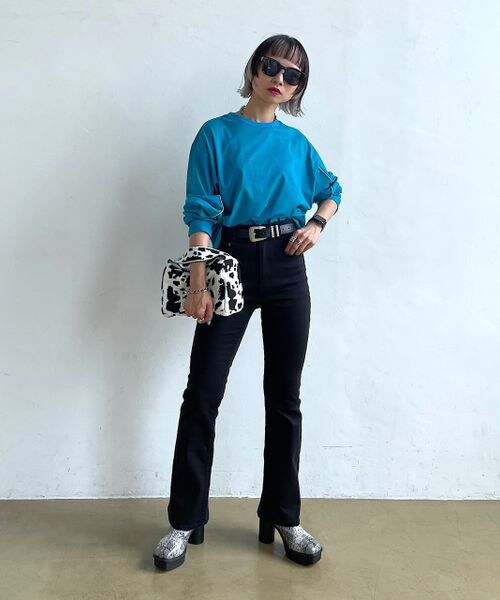 PAGEBOY(ページボーイ)の「フレアフィットジーンズ(パンツ・レディース・ブラック09/ロイヤル83/インディゴブルー87・24inch/25inch/26inch/27inch)」の7枚目の写真