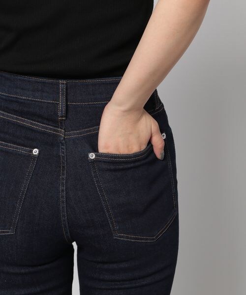PAGEBOY(ページボーイ)の「フレアフィットジーンズ(パンツ・レディース・ブラック09/ロイヤル83/インディゴブルー87・24inch/25inch/26inch/27inch)」の18枚目の写真