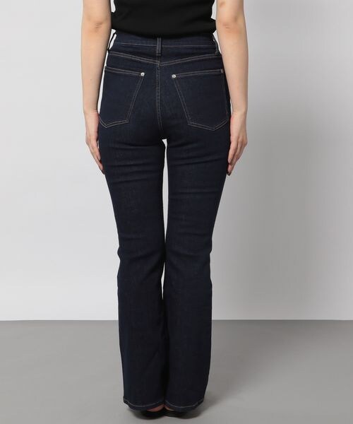 PAGEBOY(ページボーイ)の「フレアフィットジーンズ(パンツ・レディース・ブラック09/ロイヤル83/インディゴブルー87・24inch/25inch/26inch/27inch)」の15枚目の写真