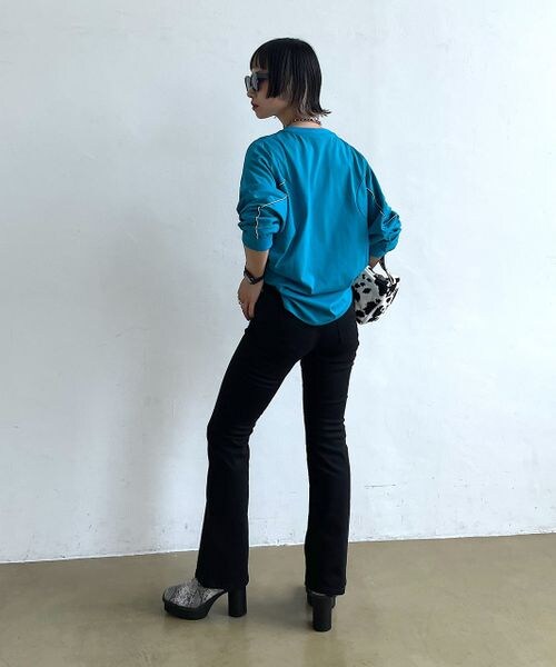 PAGEBOY(ページボーイ)の「フレアフィットジーンズ(パンツ・レディース・ブラック09/ロイヤル83/インディゴブルー87・24inch/25inch/26inch/27inch)」の6枚目の写真