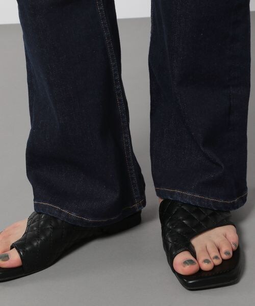 PAGEBOY(ページボーイ)の「フレアフィットジーンズ(パンツ・レディース・ブラック09/ロイヤル83/インディゴブルー87・24inch/25inch/26inch/27inch)」の19枚目の写真