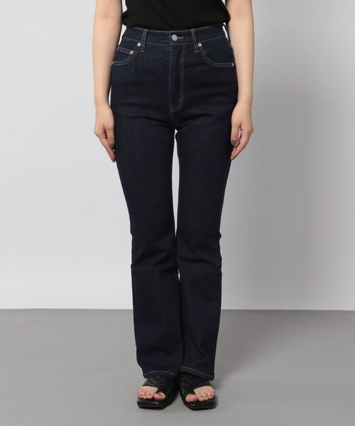 PAGEBOY(ページボーイ)の「フレアフィットジーンズ(パンツ・レディース・ブラック09/ロイヤル83/インディゴブルー87・24inch/25inch/26inch/27inch)」の13枚目の写真