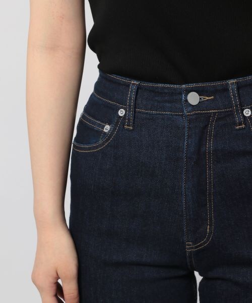 PAGEBOY(ページボーイ)の「フレアフィットジーンズ(パンツ・レディース・ブラック09/ロイヤル83/インディゴブルー87・24inch/25inch/26inch/27inch)」の16枚目の写真