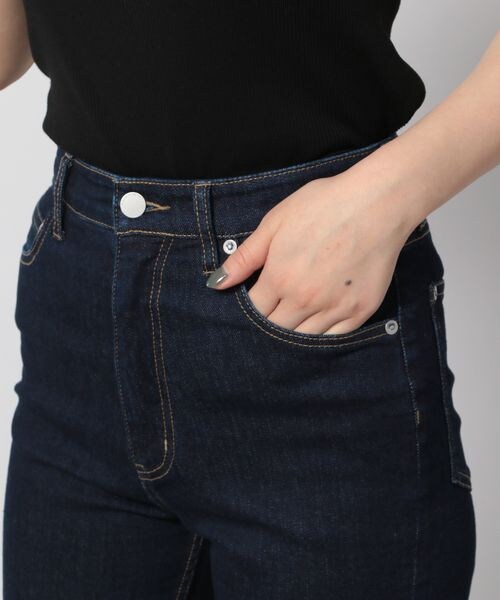 PAGEBOY(ページボーイ)の「フレアフィットジーンズ(パンツ・レディース・ブラック09/ロイヤル83/インディゴブルー87・24inch/25inch/26inch/27inch)」の17枚目の写真