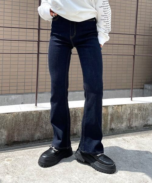 PAGEBOY(ページボーイ)の「フレアフィットジーンズ(パンツ・レディース・ブラック09/ロイヤル83/インディゴブルー87・24inch/25inch/26inch/27inch)」の12枚目の写真