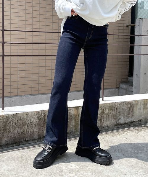PAGEBOY(ページボーイ)の「フレアフィットジーンズ(パンツ・レディース・ブラック09/ロイヤル83/インディゴブルー87・24inch/25inch/26inch/27inch)」の3枚目の写真