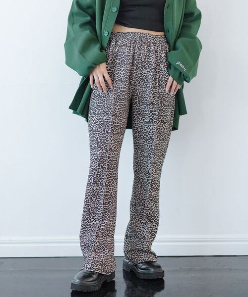 PAGEBOY（ページボーイ）の「イージーストレートパンツ（パンツ・レディース・ヒョウ柄08/オレンジ45/パープル98・FREE）」の5枚目の写真