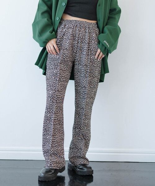 PAGEBOY（ページボーイ）の「イージーストレートパンツ（パンツ・レディース・ヒョウ柄08/オレンジ45/パープル98・FREE）」の4枚目の写真