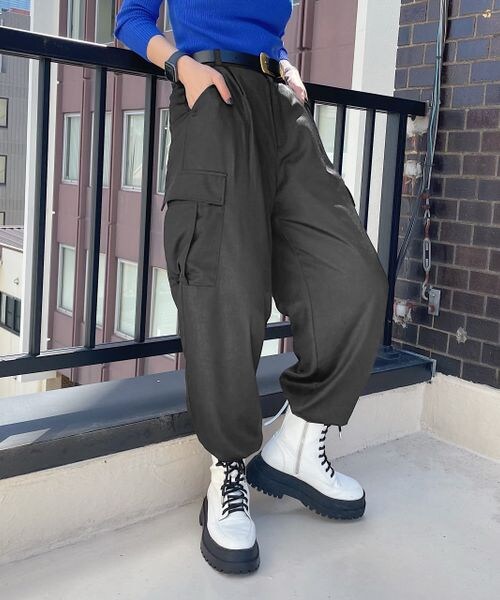 PAGEBOY（ページボーイ）の「レザー加工カーゴパンツ（パンツ・レディース・オフホワイト05/ブラック09/ピーコック84・F）」の2枚目の写真