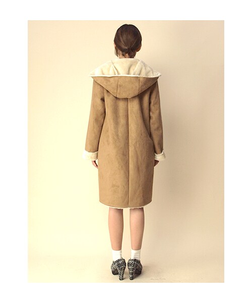 w closet(ダブルクローゼット)の「フェイクムートンフードコート(トップス・レディース・ライトベージュ/モカグレー・FREE)」の5枚目の写真