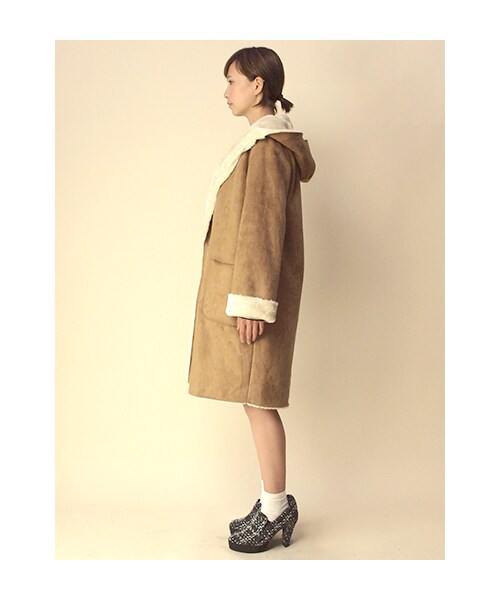 w closet(ダブルクローゼット)の「フェイクムートンフードコート(トップス・レディース・ライトベージュ/モカグレー・FREE)」の4枚目の写真