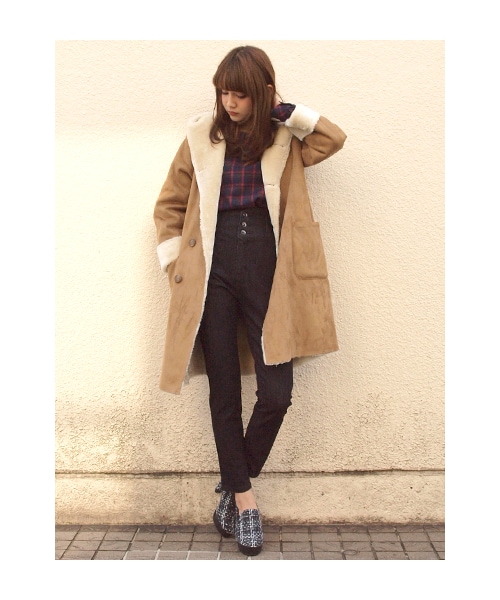 w closet(ダブルクローゼット)の「フェイクムートンフードコート(トップス・レディース・ライトベージュ/モカグレー・FREE)」の11枚目の写真