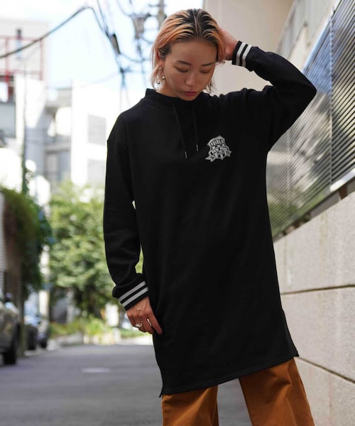 AVIREX（アヴィレックス）の「《REBUILD COLLECTION》TORCH&LAUREL ONEPIECE/ トーチ&ローレル ワンピース（ワンピース/ドレス・ブラック/グレー/レッド・F）」の5枚目の写真