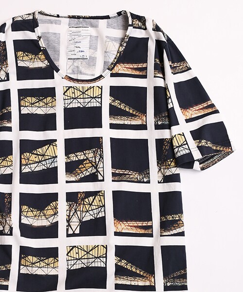 SHAREEF(シャリーフ)の「GRAPHIC PRINT CREWNECK S/S(トップス・メンズ・WHT/NVY・1/2)」の4枚目の写真