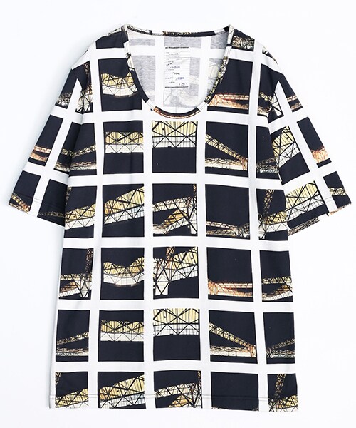 SHAREEF(シャリーフ)の「GRAPHIC PRINT CREWNECK S/S(トップス・メンズ・WHT/NVY・1/2)」の2枚目の写真