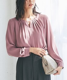 RIVE DROITE（リヴドロワ）の「予約【動きのある衿元デザイン】タック衿プレートブラウス（シャツ/ブラウス）」
