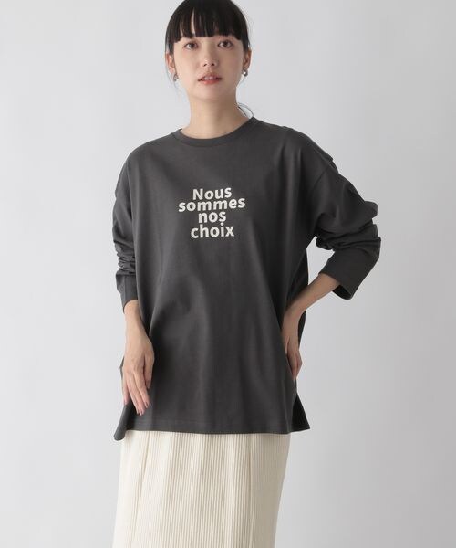 LOWRYS FARM(ローリーズファーム)の「プリントロゴTシャツ(トップス・レディース・オフ05/アイボリー08/チャコール18/パープル95・F)」の3枚目の写真