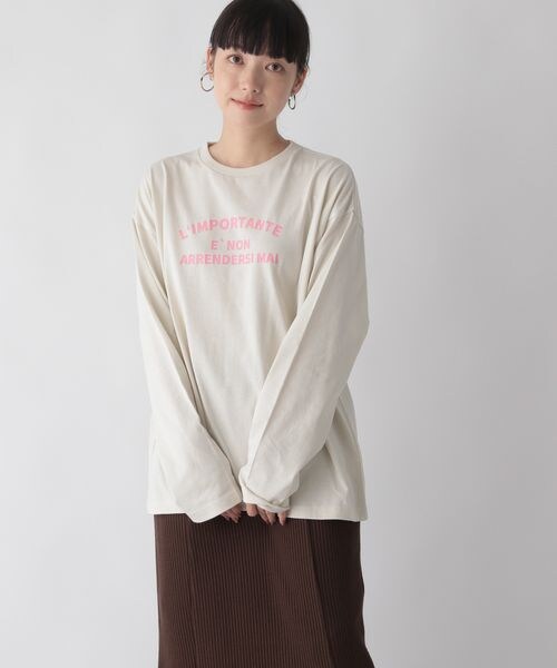 LOWRYS FARM(ローリーズファーム)の「プリントロゴTシャツ(トップス・レディース・オフ05/アイボリー08/チャコール18/パープル95・F)」の2枚目の写真