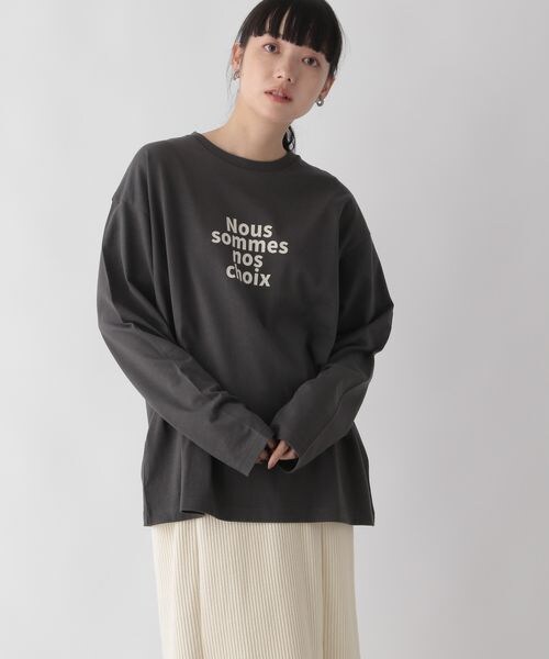 LOWRYS FARM(ローリーズファーム)の「プリントロゴTシャツ(トップス・レディース・オフ05/アイボリー08/チャコール18/パープル95・F)」の7枚目の写真