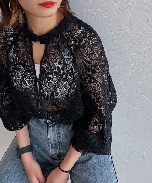 PAGEBOY（ページボーイ）の「レースチュニックシャツ（トップス・レディース・オフホワイト05/ブラック09/ココア53・F）」の2枚目の写真