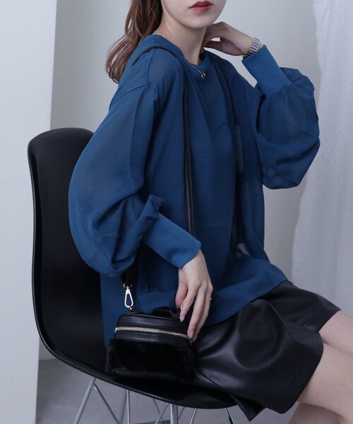 COLONY 2139（コロニートゥーワンスリーナイン）の「【5色展開】長袖シアートップス&キャミセット（シャツ/ブラウス・レディース・アイボリー/ブルー/ブラウン/グレー/ブラック・F）」の2枚目の写真