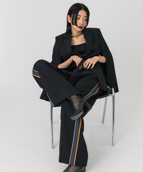 UNITED TOKYO(ユナイテッドトウキョウ)の「シルヴィアサイドラインパンツ(その他パンツ・レディース・GRY/BLK・1/2)」の2枚目の写真