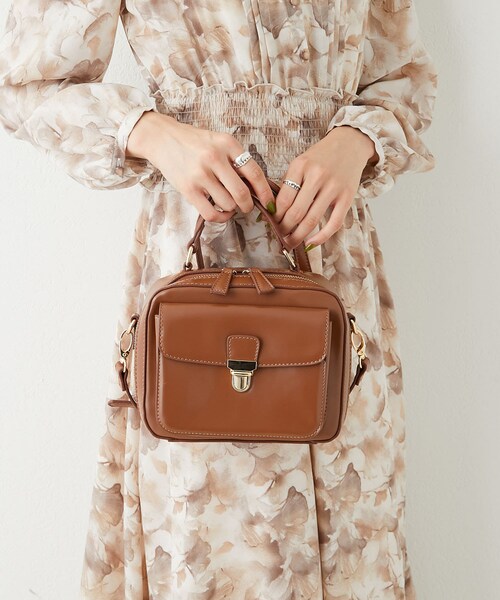 OLIVE des OLIVE（オリーブデオリーブ）の「ポケット付きスクエアーショルダー（ショルダーバッグ・レディース・ベージュ系その他/キャメル/ブラック・FREE）」の2枚目の写真