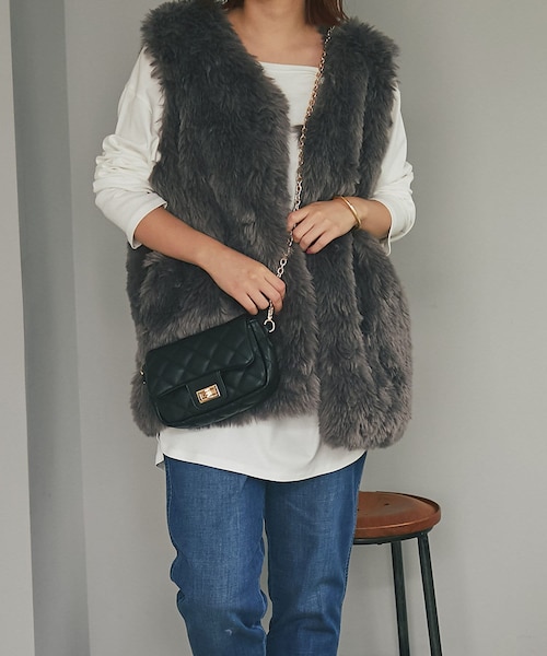 un dix cors(アンディコール)の「《予約》【シーズンムードが高まる】フェイクファーベスト(その他アウター・レディース・モカ/チャコールグレー・F)」の2枚目の写真