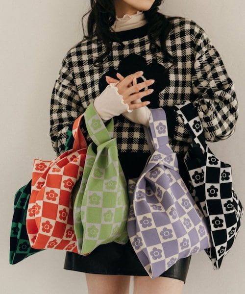 FREAK'S STORE（フリークスストア）の「【送料無料】デイジー柄チェッカーニットバッグ【WEB限定】【予約商品】（バッグ・ブラック/オレンジ/グリーン/ブルー/ラベンダー・ONE SIZE）」の4枚目の写真