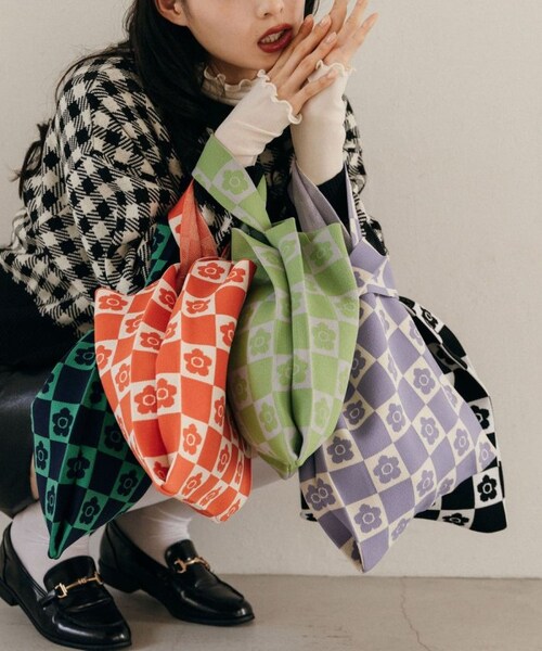 FREAK'S STORE（フリークスストア）の「【送料無料】デイジー柄チェッカーニットバッグ【WEB限定】【予約商品】（バッグ・ブラック/オレンジ/グリーン/ブルー/ラベンダー・ONE SIZE）」の5枚目の写真