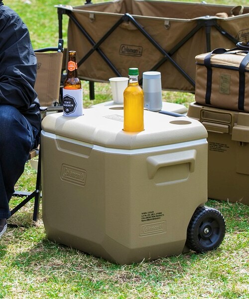 COLEMAN(コールマン)の「【別注】Coleman 拉桿冰箱60QT(その他・泥棕色・泥棕色)」の1枚目の写真