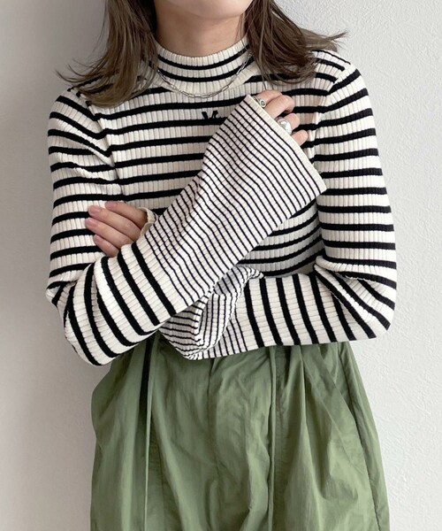 w closet（ダブルクローゼット）の「★先行予約★リブフレアスリーブハイネックプルオーバー【9月下旬入荷】（トップス・レディース・オフホワイト/サックス/ブラック/オフ/クロ・FREE）」の4枚目の写真