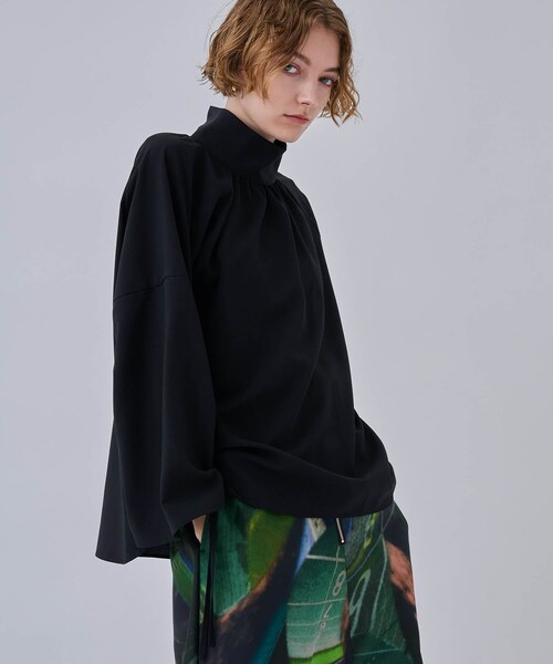 A + TOKYO（エープラストウキョウ）の「ドロストスリーブスタンドブラウス（シャツ/ブラウス・レディース・WHT/BLK/PPL・FREE）」の2枚目の写真