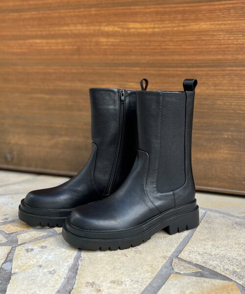 Chez toi(シェトワ)の「トラックソールミドル丈ブーツ(ブーツ・レディース・ブラック・S/M/L)」の1枚目の写真