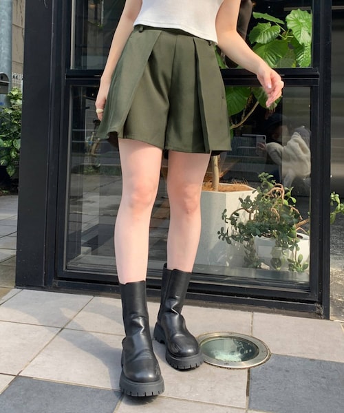 OLIVE des OLIVE（オリーブデオリーブ）の「プリーツショートパンツ（パンツ・レディース・ブラウン系その他/チャコールグレー/カーキ/ブラック・FREE）」の2枚目の写真