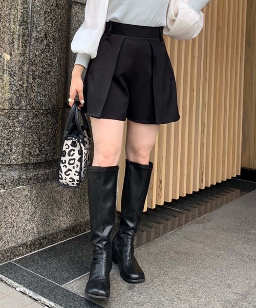OLIVE des OLIVE（オリーブデオリーブ）の「プリーツショートパンツ（パンツ・レディース・ブラウン系その他/チャコールグレー/カーキ/ブラック・FREE）」の3枚目の写真