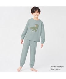 GU（ジーユー）の「BOYSソフトスウェットラウンジセット(ダイナソーA)(長袖&ロングパンツ)（ラウンジウェア・キッズ）」