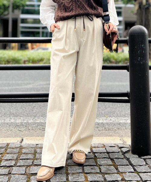 Chez toi(シェトワ)の「ストレッチコーデュロイタックパンツ(パンツ・レディース・オフホワイト/ベージュ/グリーン・F)」の1枚目の写真