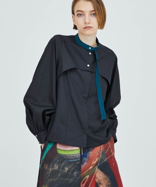 A + TOKYO（エープラストウキョウ）の「ショートフラップボウタイシャツ（シャツ/ブラウス・レディース・WHT/BLK/BGE/TAN/GRN・FREE）」の2枚目の写真