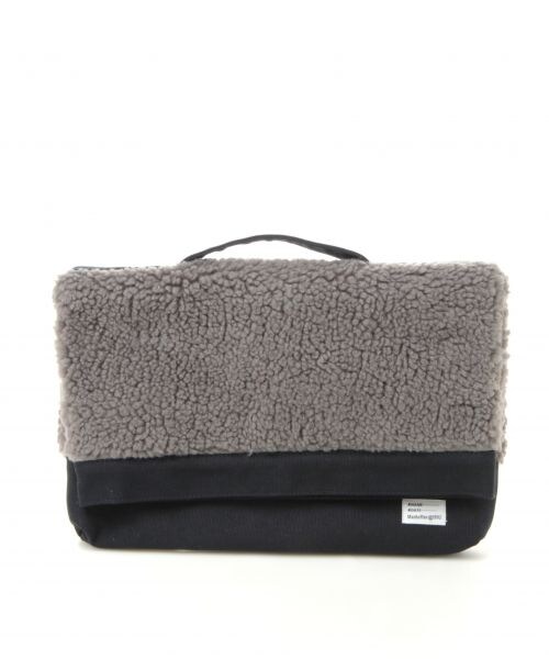 LOWRYS FARM(ローリーズファーム)の「ボアクラッチBAG(バッグ・レディース・オフ/ブラック/グレー・ナシ)」の3枚目の写真