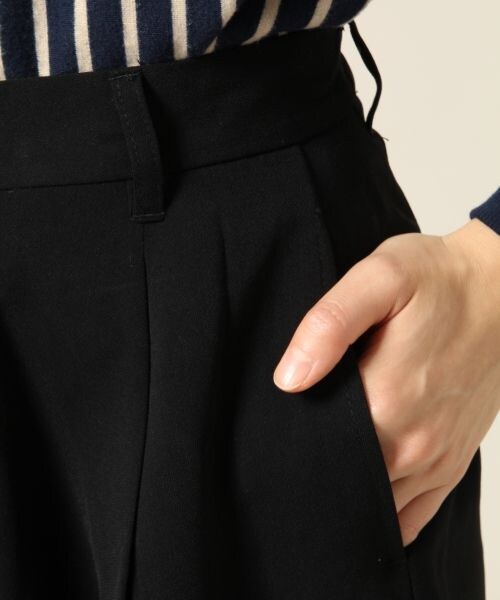 LOWRYS FARM（ローリーズファーム）の「タックワイドクロップドパンツ（パンツ・レディース・ブラック/グリーン・Ｆ）」の7枚目の写真