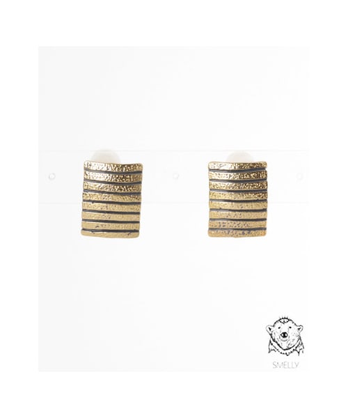 SMELLY（スメリー）の「シカクイヤリング（アクセサリー・レディース・アイボリー/ゴールド・one）」の2枚目の写真