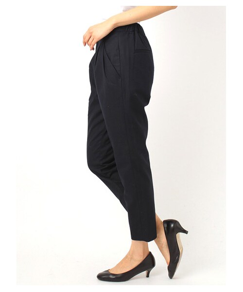 earth music&ecology（アースミュージックアンドエコロジー）の「・タックテーパードパンツ（パンツ・レディース・グレー/ブラック/ネイビー・S/M）」の2枚目の写真