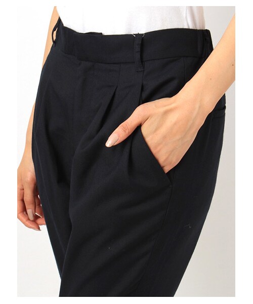 earth music&ecology（アースミュージックアンドエコロジー）の「・タックテーパードパンツ（パンツ・レディース・グレー/ブラック/ネイビー・S/M）」の4枚目の写真