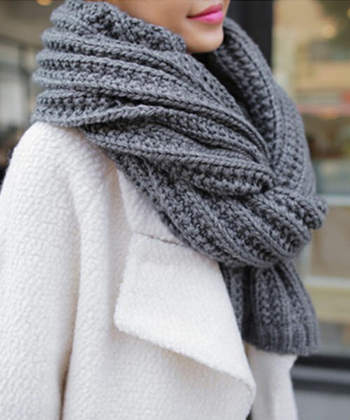 DHOLIC（ディーホリック）の「ボリュームロングニットマフラー（マフラー・レディース・ベージュ/グレー/ネイビー/ミント/レッド・one）」の2枚目の写真
